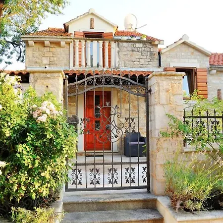 Villa Silvana, With Private Pool 度假居 Dračevica