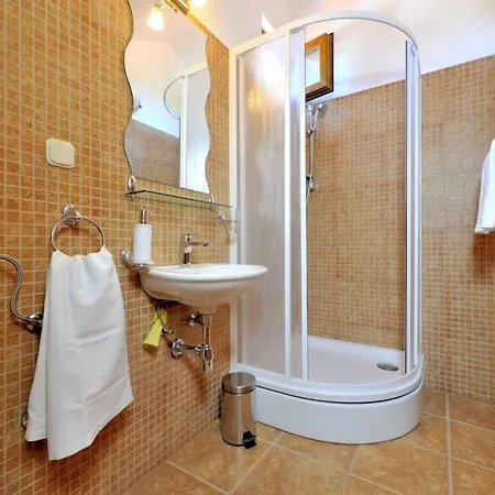 Villa Silvana, With Private Pool 度假居 Dračevica